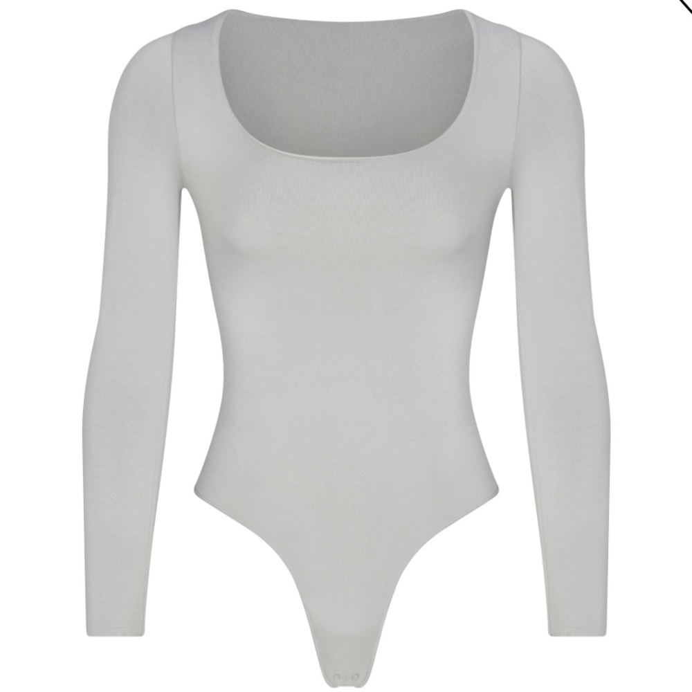 SKIMS ESSENTIAL LONG SLEEVE SCOOP NECK BODYSUIT - NWT - size S/M Light Grey
